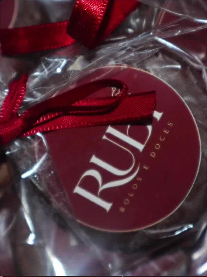 Alfajor artesanal embalado com a identidade Rubi