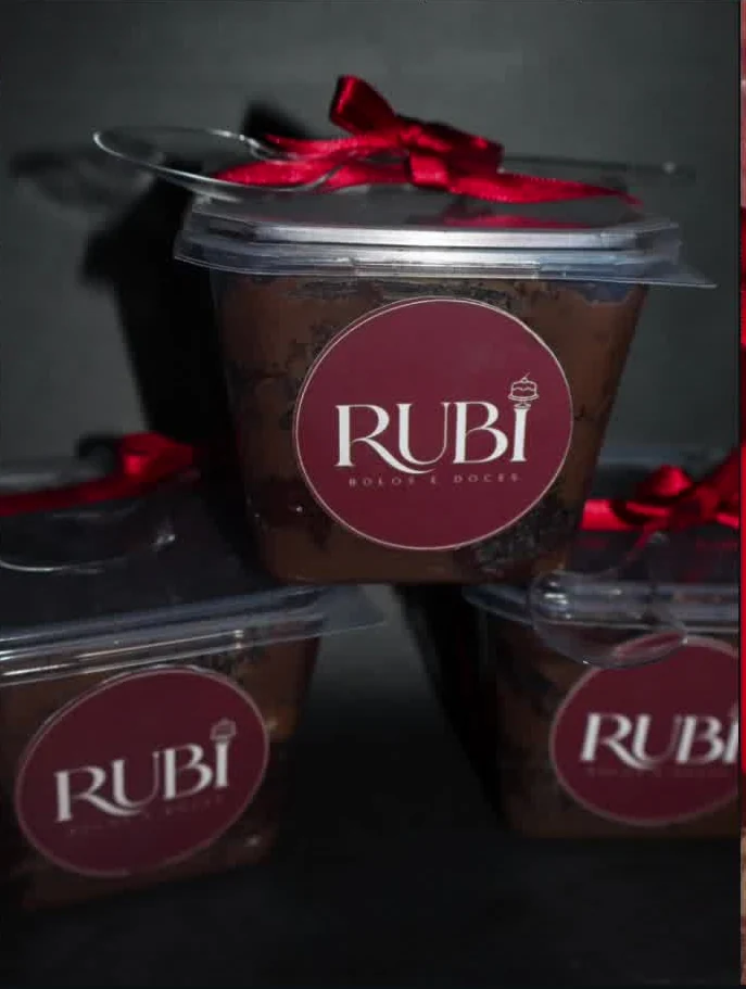 Bolos de pote de chocolate preparados pela Doceria Rubi