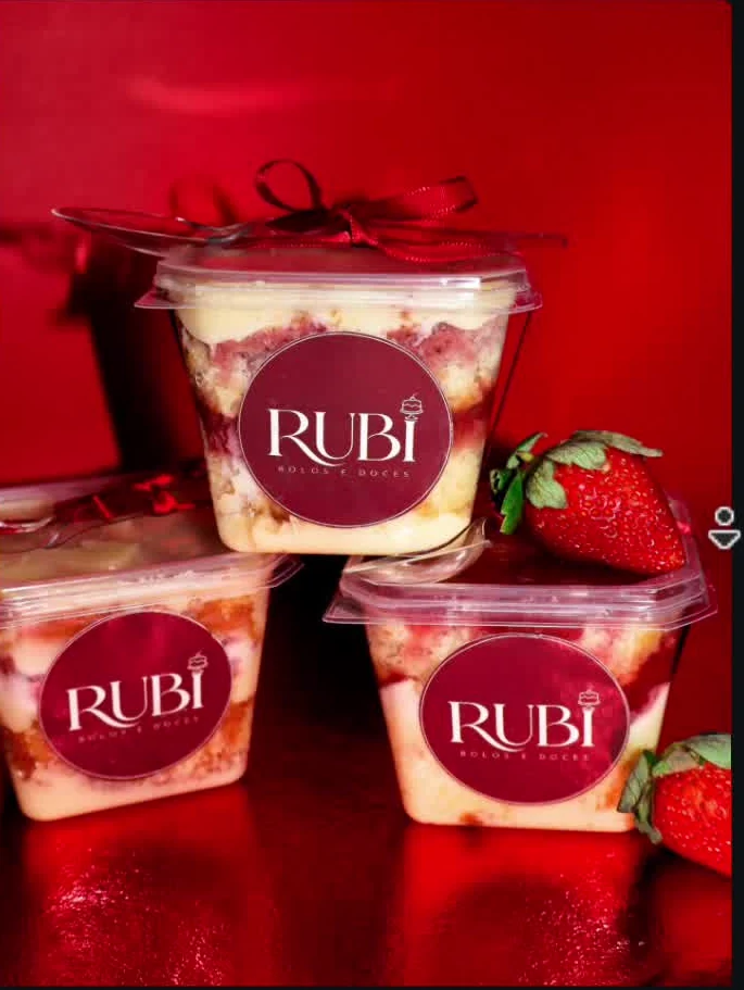 Bolos de pote da Doceria Rubi com frutas vermelhas